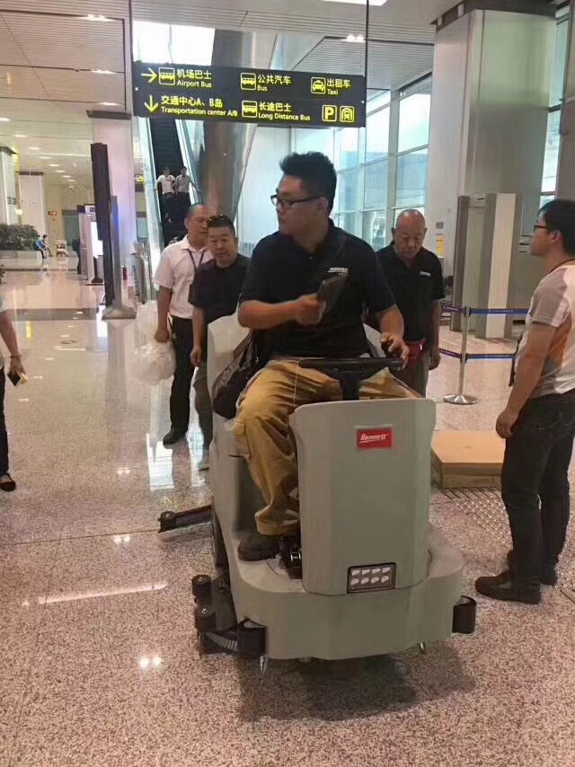 武汉羽冠驾驶式洗地机走进天津机场